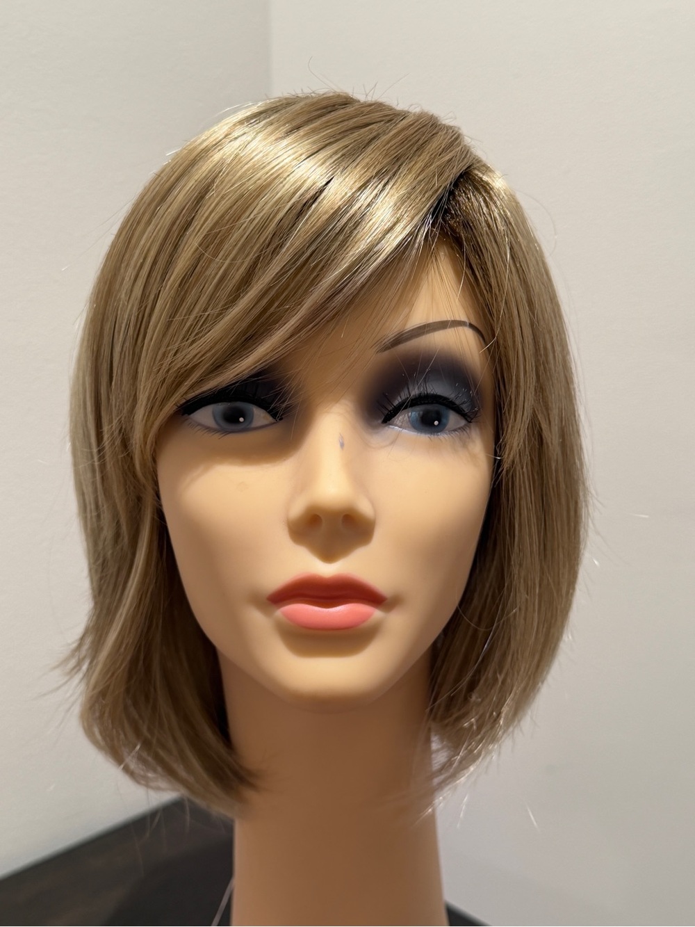 Estetica Light Blonde Short Layered Women’s Wig Style Heather 0203 - Picture 1 of 11